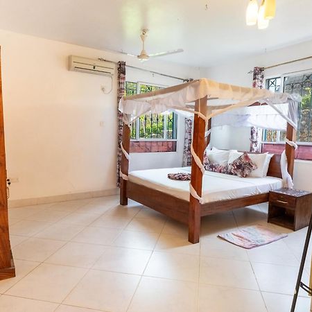 Queens Chateau Boutique Villa Diani Beach Bagian luar foto