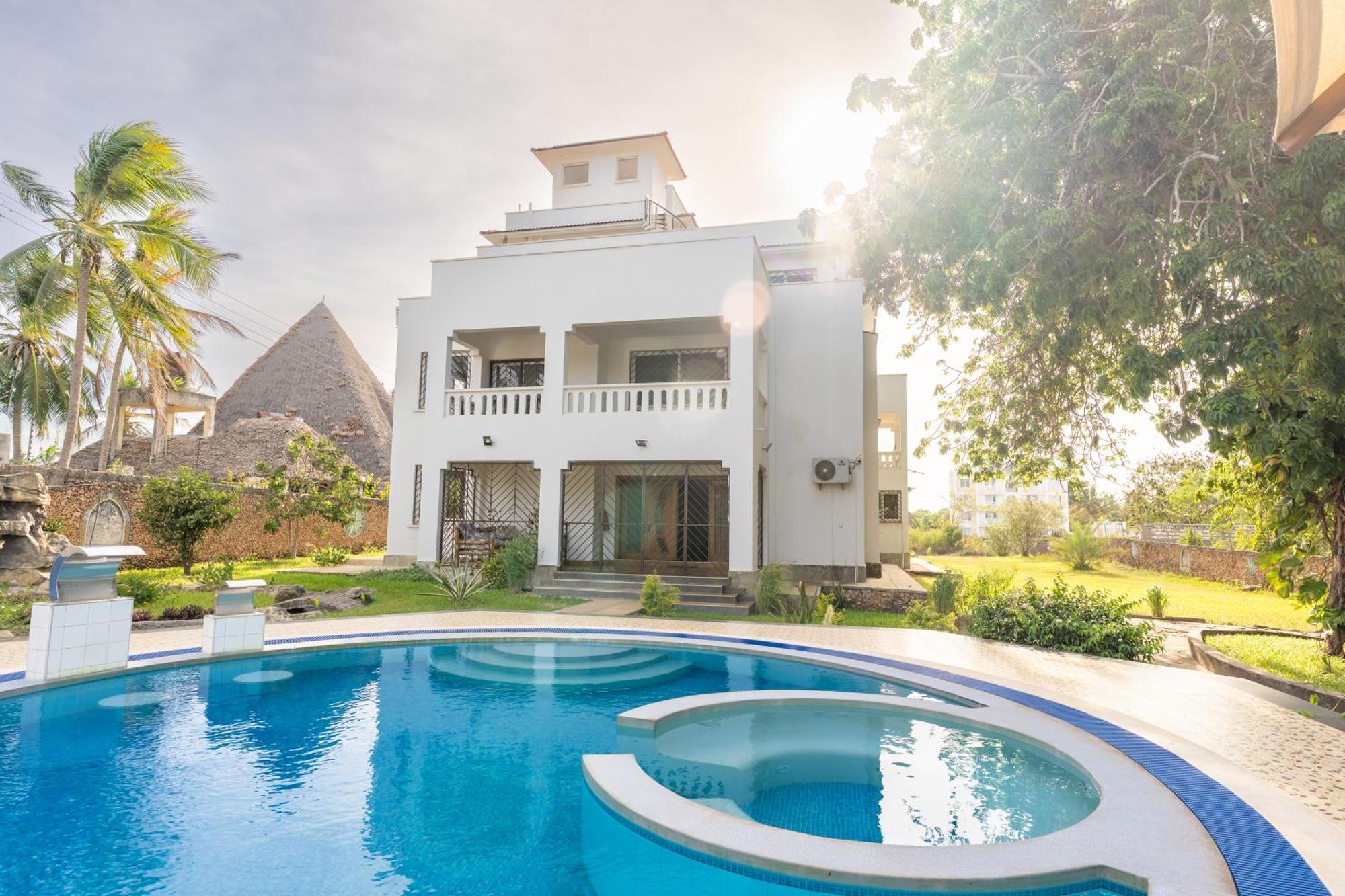 Queens Chateau Boutique Villa Diani Beach Bagian luar foto