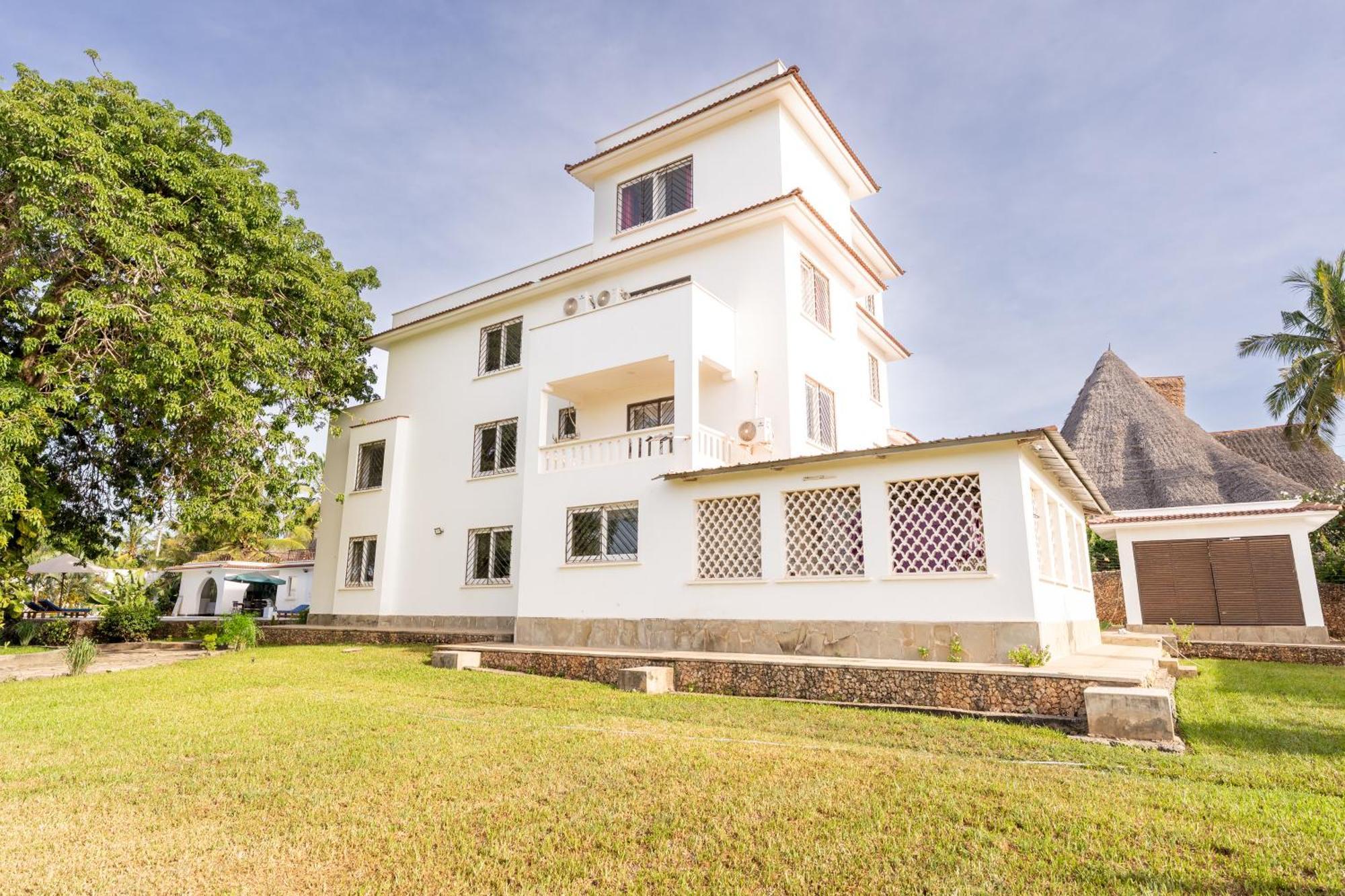 Queens Chateau Boutique Villa Diani Beach Bagian luar foto