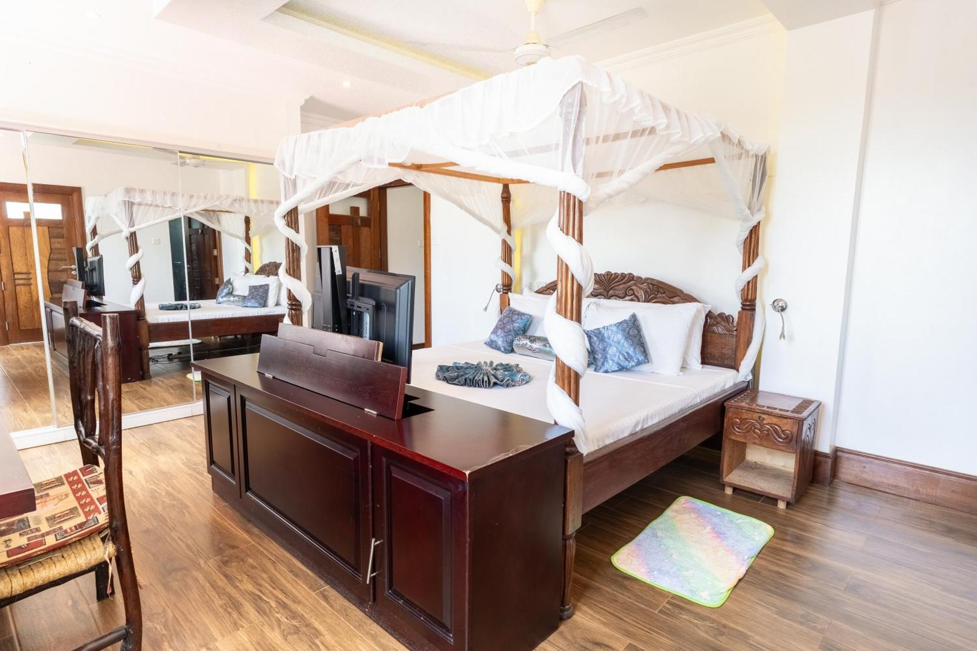Queens Chateau Boutique Villa Diani Beach Bagian luar foto