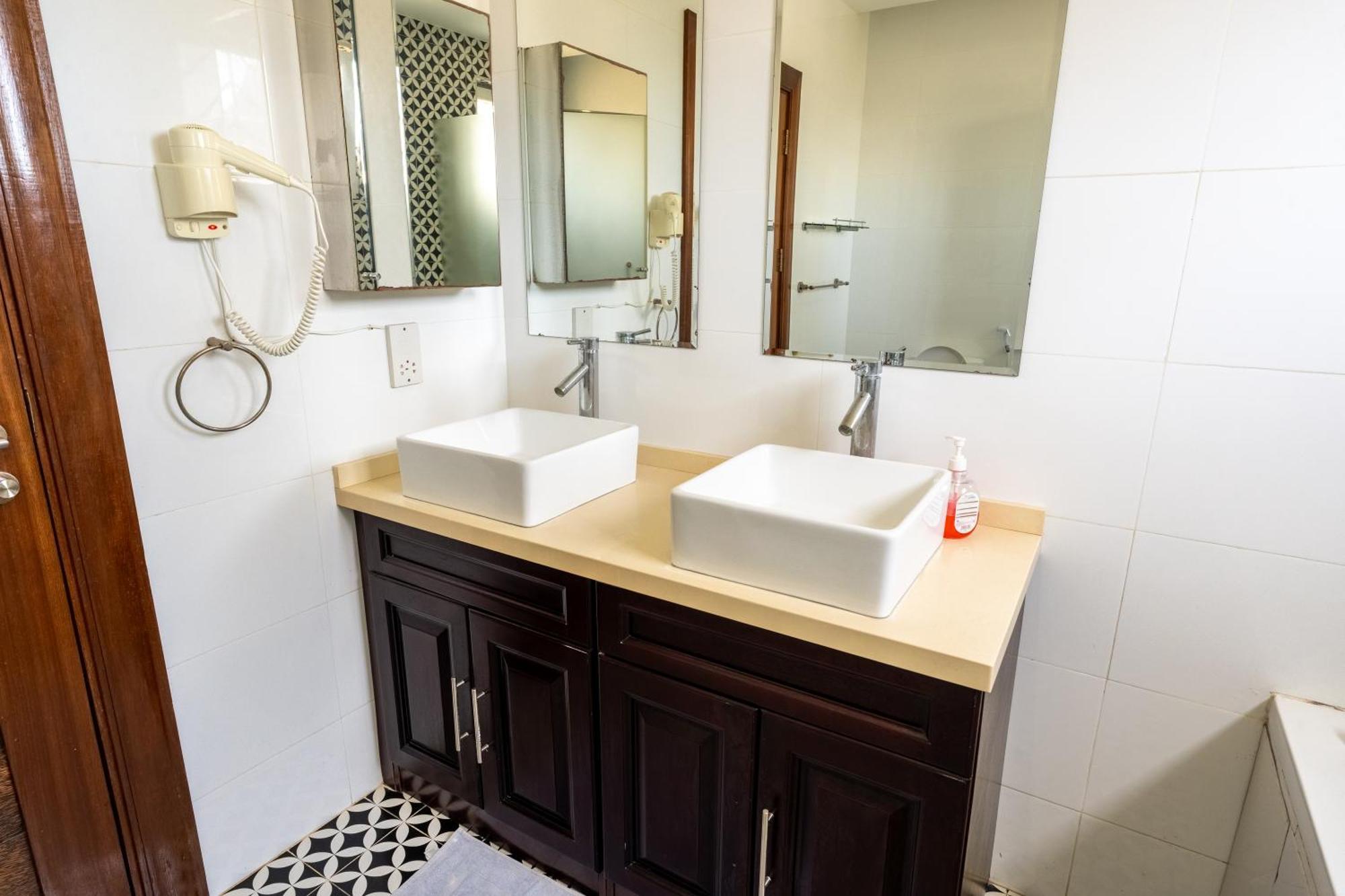 Queens Chateau Boutique Villa Diani Beach Bagian luar foto